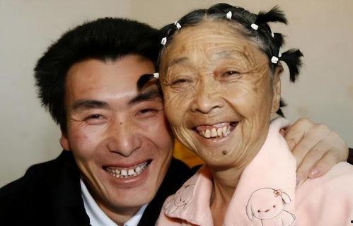 扮演老太太的孙子吃瓜视频,萌态十足引网友热议